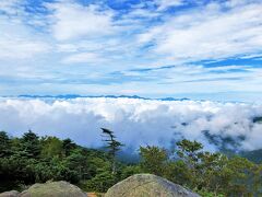 歩き出して1時間で、目的の奥秩父最高峰の北奥千丈岳の山頂2601ｍに到着。

このルートの先には千丈岳もあるのだが、眺望が良いのは北奥千丈岳だ。

雲の向こうに見えているのは、北岳や甲斐駒。
体が万全だったらあちら側の山に行けていたかもしれないのが、悔しいところだ。
