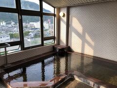 この日は久しぶりのトレッキングで疲れ、更に山道での車酔いもひどかったので、15時過ぎには宿へチェックイン。

宿は石和温泉のホテル古柏園だ。
石和温泉は武田信玄の湯とも言われているので、そのイメージは何百年もの歴史のある比較的高級な温泉で、なんとなく山の中にあるのかと勝手に思い込んでいたのだが、石和温泉があるのは、なんと住宅街のど真ん中。

大浴場の窓からは、近くのスーパーや住宅街の様子が一望できる。

