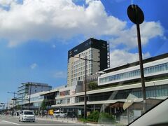 しばらく走ると、南海電鉄の和歌山市駅に到着。

中央に見える大きなビルが、今回お世話になる「カンデオホテル南海和歌山」です。
