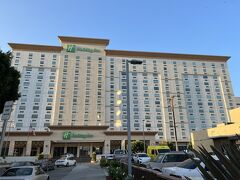 ロサンゼルス国際空港に到着。明日の朝使うTerminal3を確認し、ホテルのシャトルバスで「Holiday Inn Los Angeles - LAX Airport」へ。トランジットの時間が空いてしまったのでホテルを使いましたが、そのままカンクンに行きたかったですね。円安でどのホテルも高い。プラチナエリート特典は、ウェルカムポイントかウェルカムドリンク。ウェルカムポイント（５００pt）を選択。部屋のアップグレードはなかった。夕食は、ホテルの前にあるマクドナルドで。