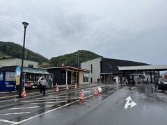 高速道路に乗って、遠軽の道の駅に到着。

広い駐車場にはたくさんの車が！！
賑わってるね～。