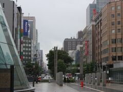 JR札幌駅
ちょっと外の通りを見てみたら、小雨が降っていました・・
