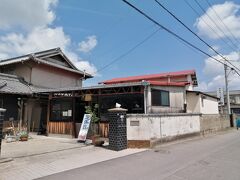 「うどんの田(でん)」。香川でうどん屋巡りは欠かせませんから…
あれ？定休日？ガーン！日曜定休とは…トホホです。
“作戦B”に切り替えます。