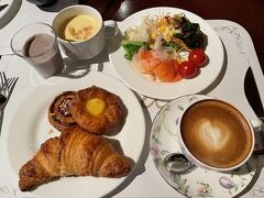＜シェラトン都ホテル大阪：2階レストラン＆ラウンジeu＞

6月14日　8:30
今朝も2階のレストランでビュッフェ朝食！

洋食中心。クロワッサンとデニッシュにしてみました。
いつものブルーベリースムージーも♪