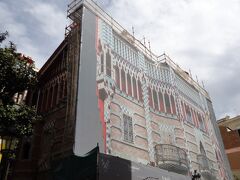 CASA VICENS
こちらはガウディの処女作のお家。
緑と白のタイルが格子になっていてとっても可愛くて大好きな建物です。
建築主がタイル職人だったのでタイルがたくさん使われています。