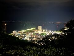 20時。
ドーミーインの前に来た迎えの車に乗りお出かけ。

そうなのです、本日はなんと稚内では花火大会があるという！
夜、チラッと見に行こうかと思っていると伝えたらなんと連れて行ってもらえることに？！
というわけで、車に乗せてもらい稚内公園までやってきました…！！！

稚内一円を見渡せる公園にて、稚内の夜景！
ここから花火を見ることに…！！！
なんかこの夜景、小さな宝石箱みたいだねー。稚内市内が凝縮され綺麗な景色。