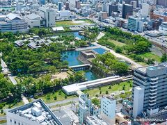 高松シンボルタワーから史跡高松城跡(玉藻公園)の眺め。
手前の横長いホームは、ことでん高松築港駅
