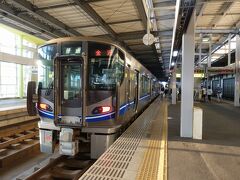 　北陸新幹線の普通電車で、立派な高架の小松駅に到着。ここも１年半後にはIRいしかわ鉄道に引き継がれる予定です。
　あいの風とやま鉄道鉄道のフリーきっぷを持ったまま、ここまで乗り越して来たので、窓口で精算。こんな切符あるんですね、では石動からの運賃を…といった反応でした。
