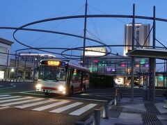 　北鉄加賀バスの空港線で、小松空港へと向かいます。金沢駅からのリムジンバスではICカードが使えるけど、こちらは現金オンリーです。