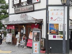 果物小町のソフトクリームパーラーさん（倉敷駅前からの通りと、美観地区に向かう通りの交差点）で、蒜山高原のジャージーミルクと桃のソフトクリームを食しました。