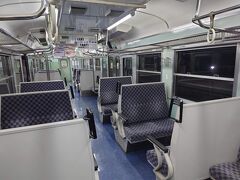 ボックスシートが並ぶ、旅情誘う車内も昔と変わらず。最近の電車は減車&ロングシートばかりになってしまい、本当鉄道旅の良さが減っちゃったんですよね…