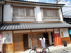 旧出雲街道を東に進み、美都 津山庵さん

カフェになっているのと同時に、この後出てくる「１７８　津山ファンクラブルーム」の受付にもなっています。

前回は緊急事態宣言で入れなかったんですよね。
津山に来た理由の一つはそれです。

ファンクラブルームはワンドリンク制で、ここで買ったドリンクをルーム内で飲みながら、B'zに触れることができました。