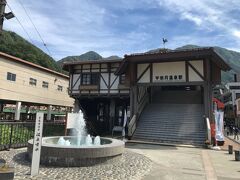 電車に乗ってのどかな田舎道を進んで宇奈月温泉駅に到着です。
