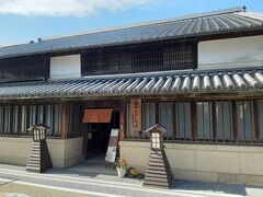 城東むかし町家(旧梶村邸)です。

今から約３００年前に建てられた建物で、所有者の梶村家は津山藩の藩札の発行を担当していたそうです。
