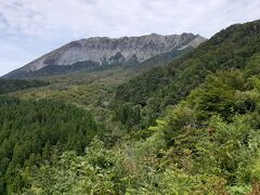 さらに先、鍵掛峠の展望台まで行くと、ここまで大山が大きく見えます。
もう遮るものはありません。