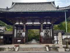 11:30　石山寺到着。
鎌倉時代に源頼朝に寄進されたとされる『東大門』から入ります。門の左右には仁王像。