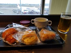 旅のスタートはラウンジでの朝食から。
クロワッサンやスープなどをいただきました。