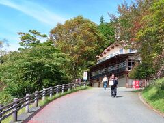 参拝のため坂を上がって行きます。
建物は三峰お犬茶屋山麓亭。今日は（？）お休みでした。