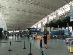 広州白雲空港。10年ほど前に一度乗り換えで利用したことがある。本来は華南のゲートウェイとして賑やかなはずだが、今は閑散として物悲しい。