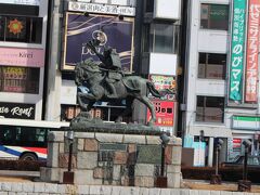 駅前には、熊谷直実の像があります。
平安末期から鎌倉時代初期、武蔵国熊谷郷（現・熊谷市）で活躍した武将。