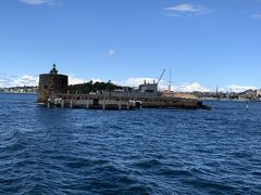 オペラハウス沖に小さな島があります。今は改修工事中のようですが、監獄だった場所で、のちには海軍の拠点として使用されていました。