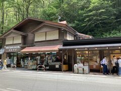 浅間牧場前からバスに乗り、白糸の滝下車。

よくある観光地の茶店です。
ここでイワナの塩焼き、鹿まん、わさびまん、しめじまんなど、ご当地グルメをいただきました。どれもコメントのつけようのない普通の味でした。