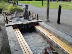 駅へ向かうところにある井上公園の足湯ですが、お湯がありません。