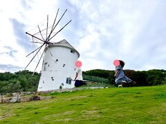 体験が終わった後は、車ですぐの場所にある『道の駅小豆島オリーブ公園』へ。

こちらは映画『魔女の宅急便』のロケ地になったことがあるらしく、”魔法のほうき”が無料で貸し出しされていて、ギリシャ風車の前でこのような写真を撮ることができます♪

良い感じに撮れましたが、よぉ～く見ると顔は険しめ笑