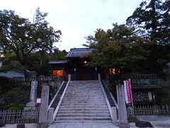 日枝神社から徒歩1分ほどで修禅寺到着。
地名は「修善寺」だけどお寺の名前は「修禅寺」
グリーンミシュランの2つ星を獲得しているそう。あらら、やっぱり門しまっちゃってるね。また明日来ますσ(^_^;)