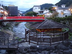 修善寺温泉のシンボル「独鈷の湯(とっこのゆ)」
伊豆最古の温泉だそう。こちらは足を浸けたりすることはできません、見るだけ。
奥の朱色の橋もいい感じ♪