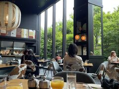 京都「Ace Hotel Kyoto」の朝食は、3F『Main Restaurant』で…
中庭に面した開放的で、モダンな内装のメインダイニング　(コロナ禍閉まっていましたが、最近再開)