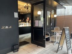 京都でもパン屋さん巡り
ホテルの近くだった、有名な『Le Petit Mec』プチメックへ
こちらは通称プチメック黒と呼ばれている御池店