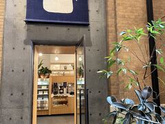 「Ace Hotel Kyoto」1F
ホテルロビーと融合するように、大きなポットのタペストリーが目を惹くポートランド発のコーヒースタンド&#9749;️
『STUMPTOWN COFFEE ROASTERS』
チェックアウト後に 一杯&#9749;︎