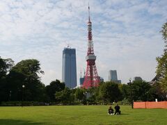 芝公園からの東京タワーと虎ノ門・麻布台プロジェクト メインタワー(A街区)
虎ノ門・麻布台プロジェクト メインタワー(A街区)は、東京都港区麻布台一丁目314番3に建っていた1930年竣工の「麻布郵便局(旧逓信省貯金局庁舎)」跡地で建設中の地上64階、地下5階、高さ325.20m(高さ約330m)の超高層ビルで、用途は住宅、事務所、店舗、子育て支援施設インターナショナルスクール、駐車場等から構成されているとか。(説明文より)