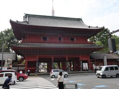 増上寺三解脱門（三門）
東京都内有数の古い建造物であり、東日本最大級を誇るこの門は、正式名称を三解脱門という。元和8（1622）年、徳川幕府の助成により幕府大工頭とその配下により建立。再建された。増上寺が江戸の初期に大造営された当時の面影を残す唯一の建造物で、国の重要文化財に指定されているとか。(説明文より)