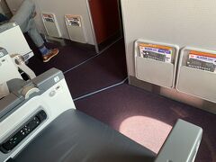 那覇空港到着
10時15分発、JAL902便で一路羽田空港へ
前の広い席、お隣来ず