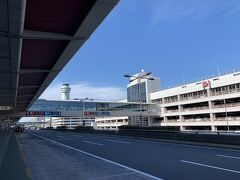 羽田空港に到着。お昼はてんや
外に出てみたら心地よい空気でした。東京はいつの間にか秋です