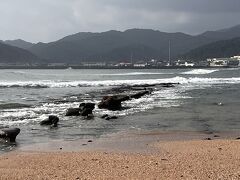 海が満ちていたので「鬼の洗濯板」の絶景は見れませんでしたが、少し前まですべて隠れていましたが、青島神社参拝後に少し頭を出してくれました。
隆起海床(りゅうきかいしょう)と奇形波蝕痕(きけいはしょくこん)別名 鬼の洗濯板は、硬い砂岩部と柔らかい泥岩部が波の侵食によって削られてできたものだそうです。
