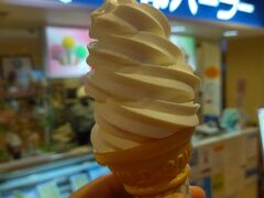 新千歳空港限定ソフトクリームの「空港ソフト」です。

雪印パーラーさんが北海道産の牛乳を使って、新千歳空港内で製造しているソフトクリームは、ここでしか味わえない特別なソフトクリームです。