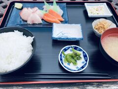 次の昼。岩内町の駅近くの食堂で刺身定食。1000円。
美味しかったであります。