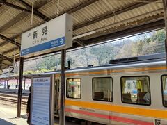 新見駅に到着しました。駅に着くと乗っていた人は一斉にダッシュ。
ここから芸備線です。1両編成のロングシートがほとんどなので座席争奪戦。なんとか確保しましたが、車内には立ちの人もいました