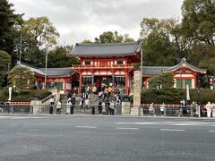 最後に立ち寄ったのは八坂神社。
この奥にある丸山公園の枝垂れ桜が見たかったの。

いつもは名古屋で連れまわされる私ですが、今日は私が連れまわし過ぎてしまったようで、平安神宮からここまでのバスの中でOさんは疲れて寝ていました(^▽^;)
ごめんなさ～い（汗）

Oさんは良く京都に来て入るのですが、ホテルライフと食べ歩きがメインなのであまり観光はしていないんですって。
今日はいっぱい付き合わせちゃった(≧▽≦)

あと、もう一か所だけお付き合いお願いしますm(__)m
