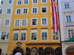Mozarts Geburtshaus（モーツァルトの生家）

天才作曲家モーツァルトは、1756年1月27日にザルツブルクで生まれました。現在、生家は博物館として公開されています。

ちなみに地上階にはスーパーマーケットが入っていますよ。便利な実家！