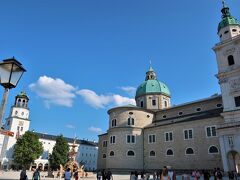 Residenzplatz（レジデンツ広場）

大司教が居住していた2つの宮殿と大聖堂が建つ広場。冬は、クリスマスマーケットのメイン会場になります。