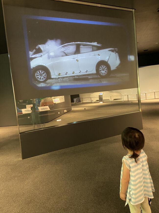滞在中、トヨタ会館へ　<br />入場無料！展示車たくさん！<br />車好きな私息子娘にはとても楽しい場所でした。<br />普段運転席に座らせないので、子どもたちは展示車の運転席に座りハンドルを握って大興奮。<br />車についてもいろいろ学べ、娘は事故の映像を真剣に見ていました。チャイルドシートいやいやしている娘には事故の怖さを伝えることができ、数日間はいやいやしませんでした。<br />そう、数日間だけ…