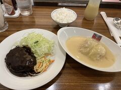 早めの夕食です。

一度食べてみたかった、新宿の老舗洋食店のアカシアのロールキャベツ。
胃腸のことを考えるとフライのセットは重そう・・(>_<)

そうしたら限定のハンバーグセットがあと1食とのことで注文しました。
ご飯は少なめです。