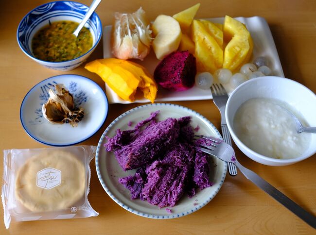 9月29日(木)　昼食<br />焼き紫芋　ヨーグルト　黒ニンニク　お菓子<br />果物】ケーオマンコーン赤　トオー　ソムオウ　リンゴ　パイナップル　ラムヤイ　パッションフルーツ