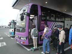 新門司港に定時の８：３０着岸しました、

「新門司港フェリーターミナル」からは門司経由小倉行の無料送迎バスに乗車します。
この日は臨時便も含めて４台に分かれて出発！、繁盛してます名門大洋フェリー。

＊詳細はクチコミでお願いします