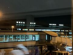 那覇空港へ着陸。出発は離陸渋滞で結構遅れましたが、到着は5分遅れ程度に挽回