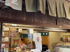 暑い中登ってきたので、誘われるように休憩
稲荷山の千本鳥居を抜け中腹にある熊鷹社の向かいにあるお茶屋さん『甘味処 竹屋』